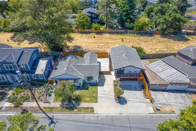 824 14th Ave, Menlo Park CA: https://media.crmls.org/mediaz/8528b4ae-2c52-4f6a-bf2c-59f8ba2133ab.jpg