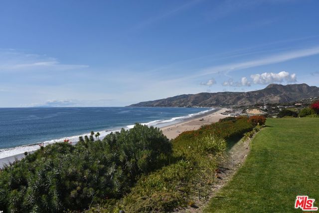 29700 Zuma Bay Way, Malibu CA: https://media.crmls.org/mediaz/85294552-47e7-4295-97be-6633364f15dd.jpg