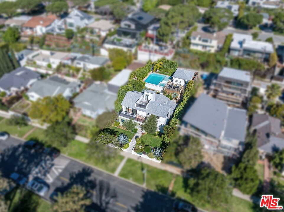https://media.crmls.org/mediaz/8529c0fc-6dd8-47fa-9dd3-6994fcb53ce7.jpg?preset=X-Large