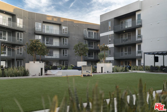 3425 W OLIVE Avenue, Burbank CA: https://media.crmls.org/mediaz/8529de4f-50dd-412d-9cc1-a2358a49152d.jpg