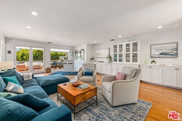 8221 Delgany Avenue, Playa del Rey CA: https://media.crmls.org/mediaz/852a34df-967f-4479-bb3f-ffefd16edb73.jpg