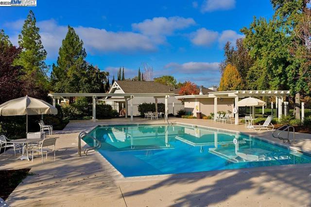 208 Siskiyou Ct, Walnut Creek CA: https://media.crmls.org/mediaz/852c14e8-4453-4410-bb44-1b5c7f471478.jpg