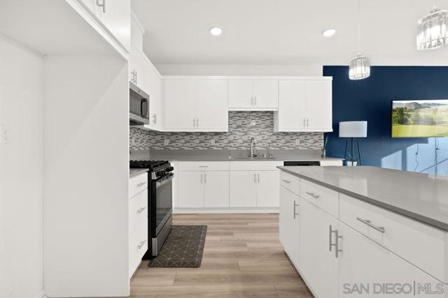 347 Sweet Pl, Fallbrook CA: https://media.crmls.org/mediaz/852c711c-f92a-4d3f-b91d-5351dd25e523.jpg