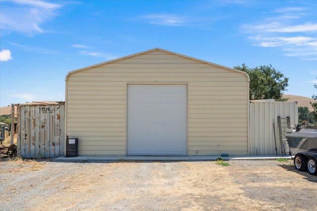 1080 Spring Grove Road, Hollister CA: https://media.crmls.org/mediaz/852cac53-a1bc-45c1-8c52-14004b62a7a9.jpg