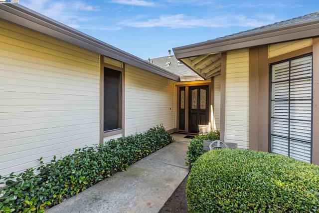 1070 Porter Dr, Roseville CA: https://media.crmls.org/mediaz/852d01bc-1061-47f7-9a7e-92bc6947b820.jpg