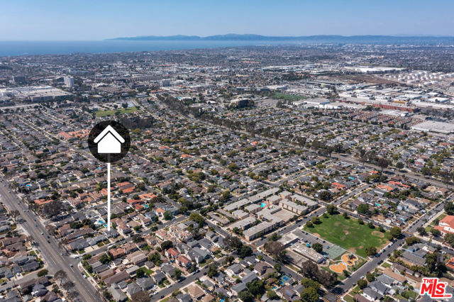 1633 Hickory Avenue, Torrance CA: https://media.crmls.org/mediaz/852d42d0-712e-4796-be93-035c55f073f5.jpg
