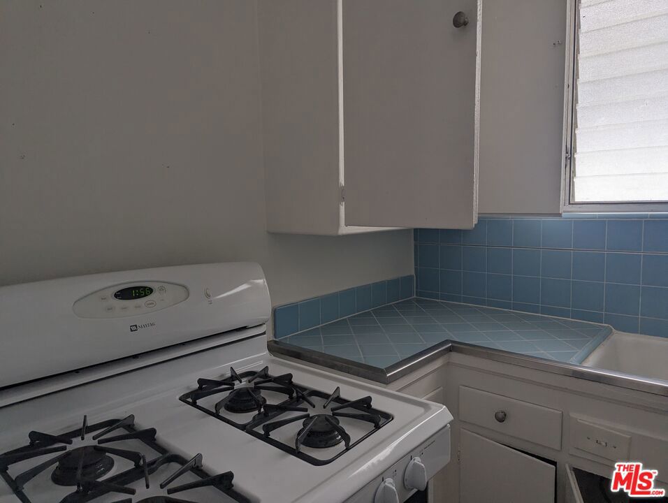 https://media.crmls.org/mediaz/852d8263-391d-4243-b842-442836476762.jpg?preset=X-Large