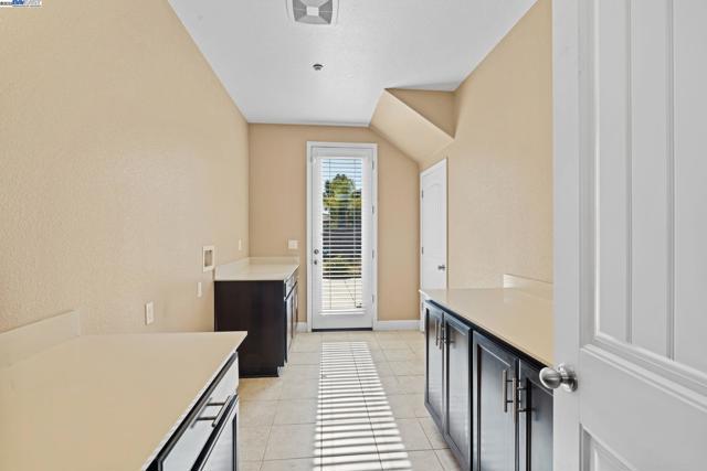 2255 Sugarloaf Ct, Brentwood CA: https://media.crmls.org/mediaz/852db5cc-b58a-4040-8562-3ac52b255f2c.jpg