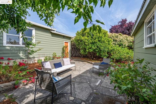 1621 Everett St, El Cerrito CA: https://media.crmls.org/mediaz/852e0216-a809-45d2-8d07-60abb9b5f277.jpg