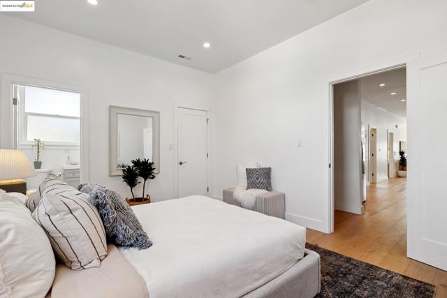 864 Arlington Ave, Oakland CA: https://media.crmls.org/mediaz/852e02ac-946d-494a-aafa-fece88f8f8e6.jpg