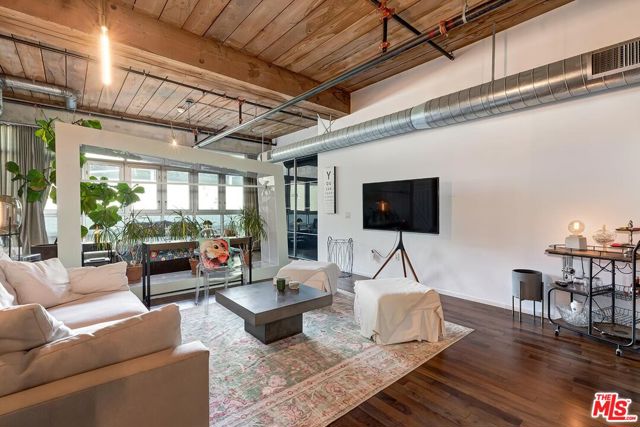530 S Hewitt Street, Los Angeles CA: https://media.crmls.org/mediaz/852e17d4-256d-4d50-8790-4f510ce1823c.jpg