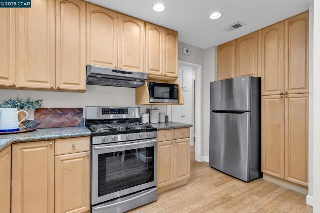 81 MAPLE LANE, Walnut Creek CA: https://media.crmls.org/mediaz/852e63ca-d77d-42b5-b64a-7dbad3c53d9a.jpg