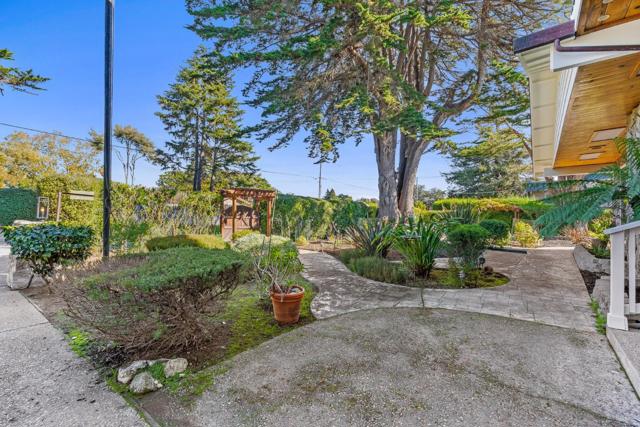 320 Cliff Drive, Aptos CA: https://media.crmls.org/mediaz/852fe95e-1d44-422c-9798-1beacbac2b8a.jpg