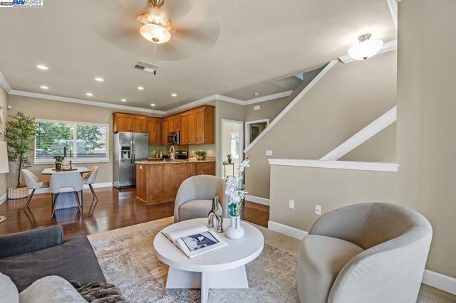 200 Valletta Ln, Pleasanton CA: https://media.crmls.org/mediaz/852ff74b-e3e9-422f-a799-12cc5811b588.jpg