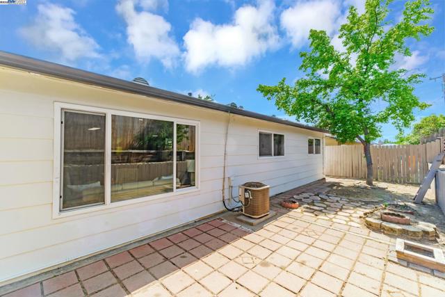 6013 Green Glen Way, Sacramento CA: https://media.crmls.org/mediaz/85303977-3211-467c-8577-9d37057b1a5d.jpg