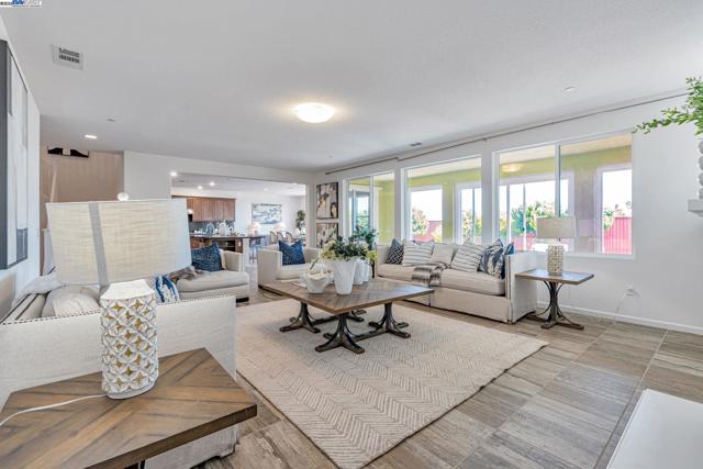 4005 Sarasta Bay Dr, Pittsburg CA: https://media.crmls.org/mediaz/8530a77b-39db-4cbb-89ee-8258699172b2.jpg