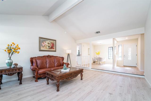 Image 7 of 33 For 3767 Fairlands Dr