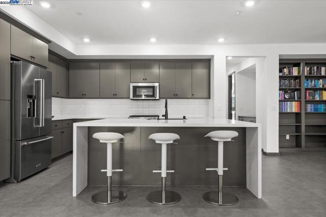 5483 Melissa Ln, Dublin CA: https://media.crmls.org/mediaz/8532da33-bd87-42b5-a6a3-40e0c4b9e464.jpg