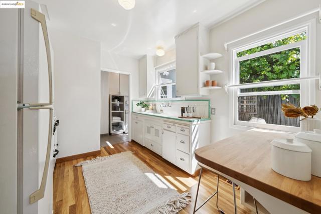 4221 Whittle Ave, Oakland CA: https://media.crmls.org/mediaz/8533f5ed-e579-4369-bf30-0a1c0bcbe859.jpg