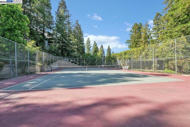 235 Via Pinada Ln, Martinez CA: https://media.crmls.org/mediaz/8534016e-4bc3-4f25-b01e-1f8ba2d1a766.jpg