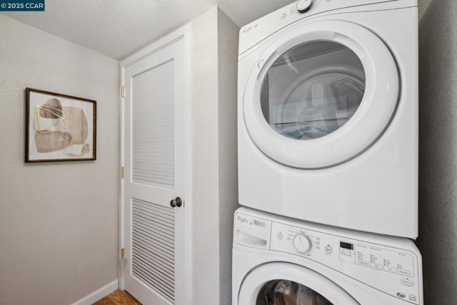 1017 45Th St, Emeryville CA: https://media.crmls.org/mediaz/85366389-84ea-4af2-8a06-5abaf786f172.jpg