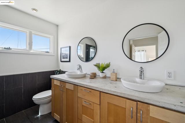 319 E 17Th St, Oakland CA: https://media.crmls.org/mediaz/85367d59-a8ab-4168-bcc2-9240d4855265.jpg