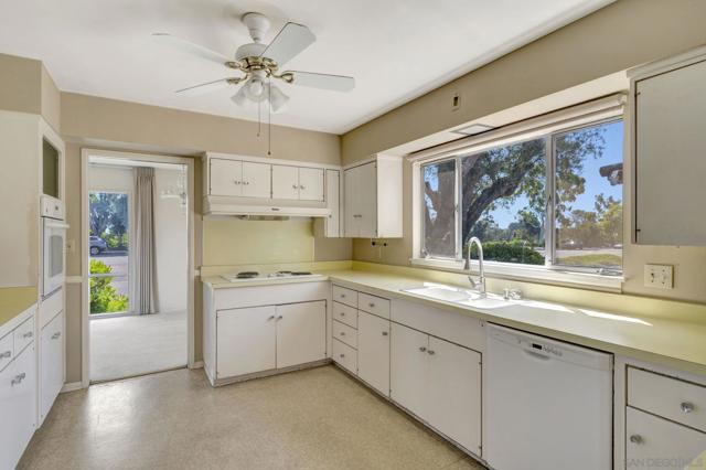8838 La Jolla Scenic Dr N, La Jolla CA: https://media.crmls.org/mediaz/85367f53-d2b0-41a9-a526-96a9d727081b.jpg