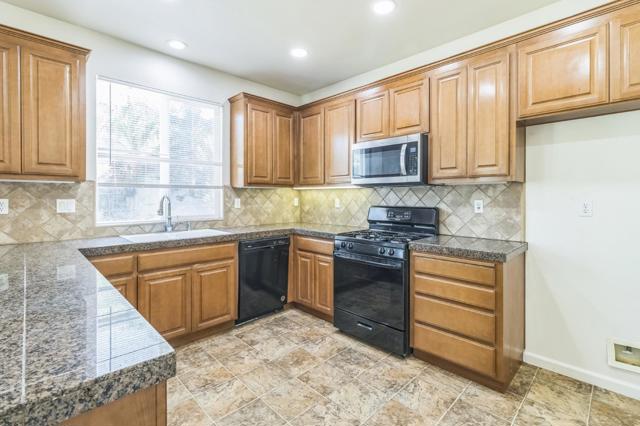 1160 Bellflower Way, Los Banos CA: https://media.crmls.org/mediaz/8536b2ad-f0af-4dc2-8c93-2df335423edf.jpg
