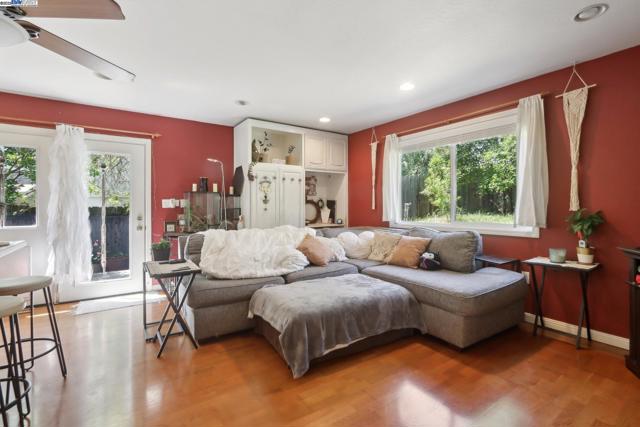 1101 Palm Avenue, Martinez CA: https://media.crmls.org/mediaz/8537130c-0da4-4788-9b58-b86b72bb9c31.jpg