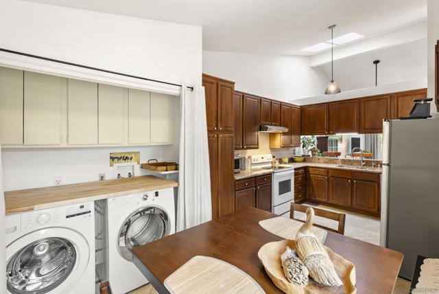 17909 Avenida Alozdra, San Diego CA: https://media.crmls.org/mediaz/853766c6-39ce-401b-a8e1-22f7fc31f17a.jpg