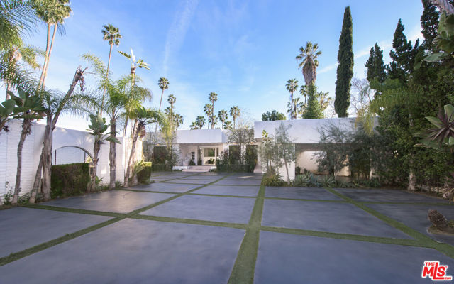900 N HILLCREST Road, Beverly Hills CA: https://media.crmls.org/mediaz/8537c46f-86a0-462c-a503-4fd1fd047e59.jpg