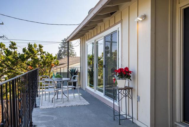 40 Alameda De Las Pulgas, Redwood City CA: https://media.crmls.org/mediaz/8538add2-4951-4085-ad84-f7476f85839b.jpg