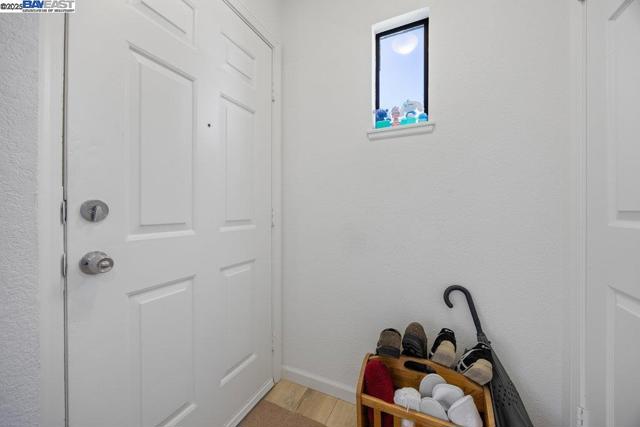 21000 Ocean View Dr, Hayward CA: https://media.crmls.org/mediaz/853908e3-4509-4bd9-8a15-2bb31bef1dbb.jpg