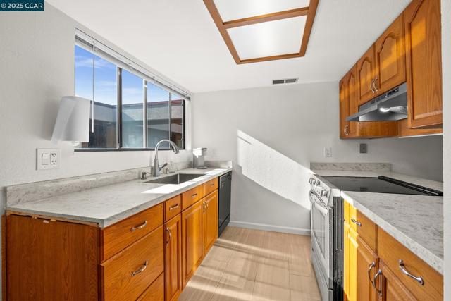 1600 Carmel Drive, Walnut Creek CA: https://media.crmls.org/mediaz/853959fb-d511-48ca-bfc6-61cc10847a34.jpg