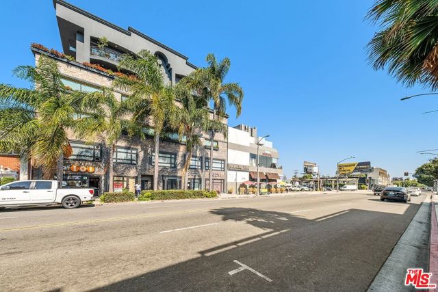 930 S Robertson Boulevard, Los Angeles CA: https://media.crmls.org/mediaz/853a8e2b-01a1-40c3-ae8d-5f58d4715648.jpg