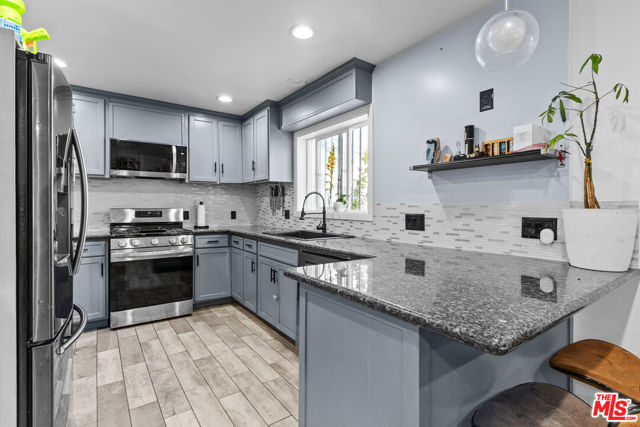 2205 S Burnside Avenue, Los Angeles CA: https://media.crmls.org/mediaz/853bb276-efc8-45d4-bddf-bcf11c67cc31.jpg