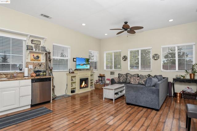 4828 Sellers Ave, Brentwood CA: https://media.crmls.org/mediaz/853bdfa7-2a65-4d11-a94f-f5fdf1315d9d.jpg