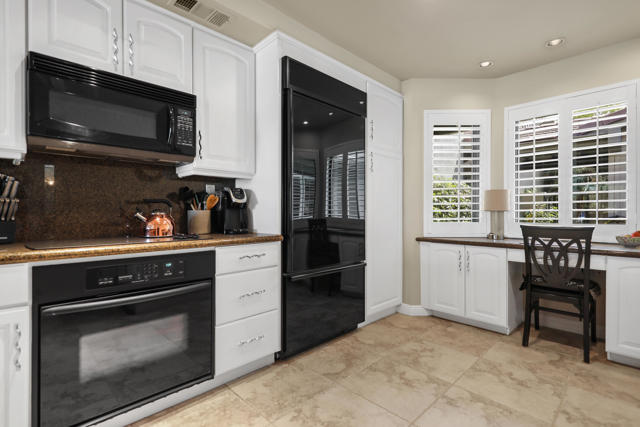 186 Running Springs Drive, Palm Desert CA: https://media.crmls.org/mediaz/853c851c-6d44-4de1-944f-c69d5acb4456.jpg