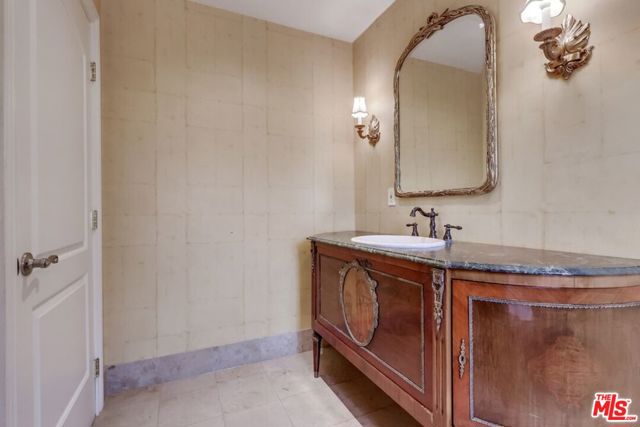 114 S Layton Drive, Los Angeles CA: https://media.crmls.org/mediaz/853dc687-5a62-4562-8fec-c15b35185472.jpg