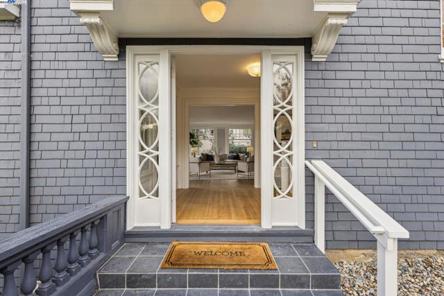 5811 Romany, Oakland CA: https://media.crmls.org/mediaz/853de6b7-cc3d-4b42-9848-194932ea4c98.jpg