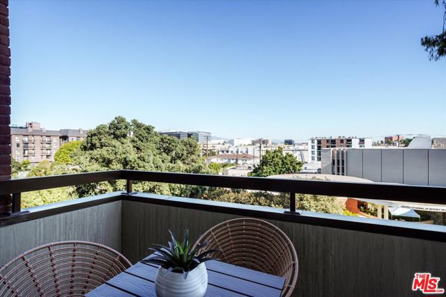 300 N Swall Drive, Beverly Hills CA: https://media.crmls.org/mediaz/853e4ce8-4524-4d27-a7fe-4f31bd59166a.jpg