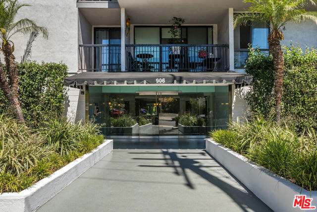 906 N Doheny Drive, West Hollywood CA: https://media.crmls.org/mediaz/853e70fd-337e-4834-aaea-c657024c6d57.jpg