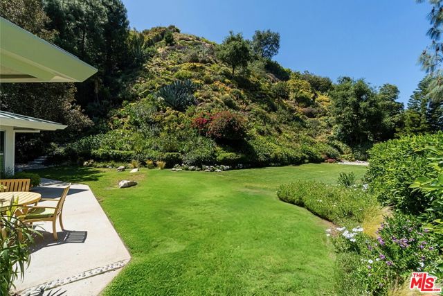 1726 Stone Canyon Road, Los Angeles CA: https://media.crmls.org/mediaz/85407344-cae7-408b-93ba-c8f9fdeba871.jpg
