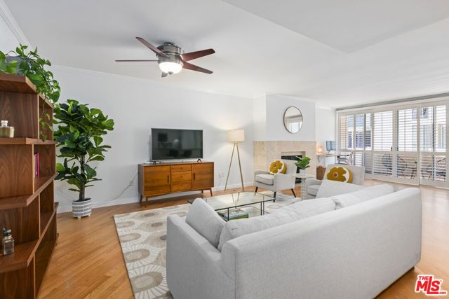 725 S Barrington Avenue, Los Angeles CA: https://media.crmls.org/mediaz/8540a5e1-9b49-4b64-8bdc-ebf05b0e8cfd.jpg