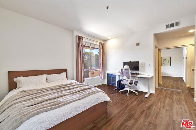 333 Westminster Avenue, Los Angeles CA: https://media.crmls.org/mediaz/8540bd4b-e5d4-4a6c-a619-2c2154d27ba6.jpg