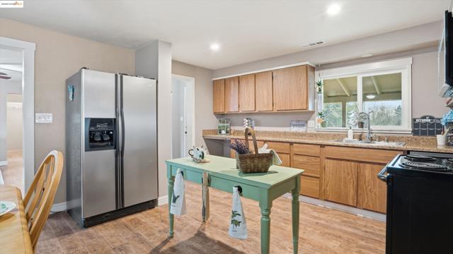5372 Tule Tree Ln, Oakley CA: https://media.crmls.org/mediaz/8541e8ce-661b-4f85-872b-ef476b026781.jpg