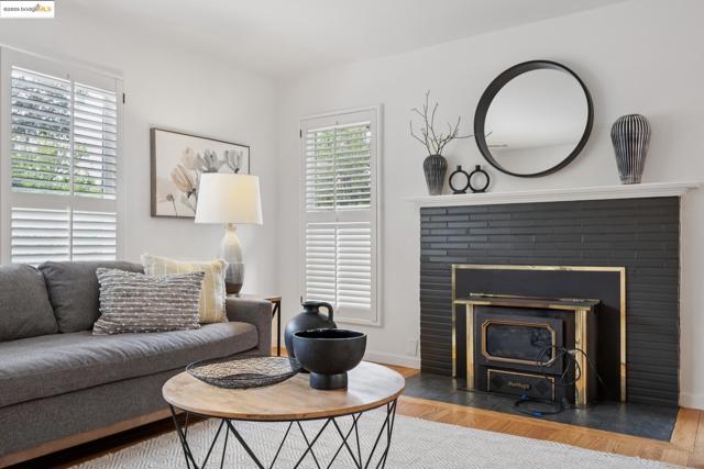 6141 Broadway Ter, Oakland CA: https://media.crmls.org/mediaz/85421765-7c7d-4013-888f-b71684558f11.jpg