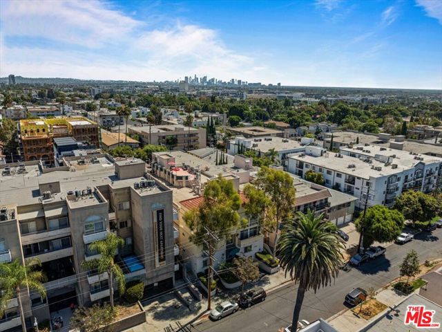 1342 N Sierra Bonita Avenue, West Hollywood CA: https://media.crmls.org/mediaz/8542a302-1697-4d01-96a2-c7887c3e0698.jpg