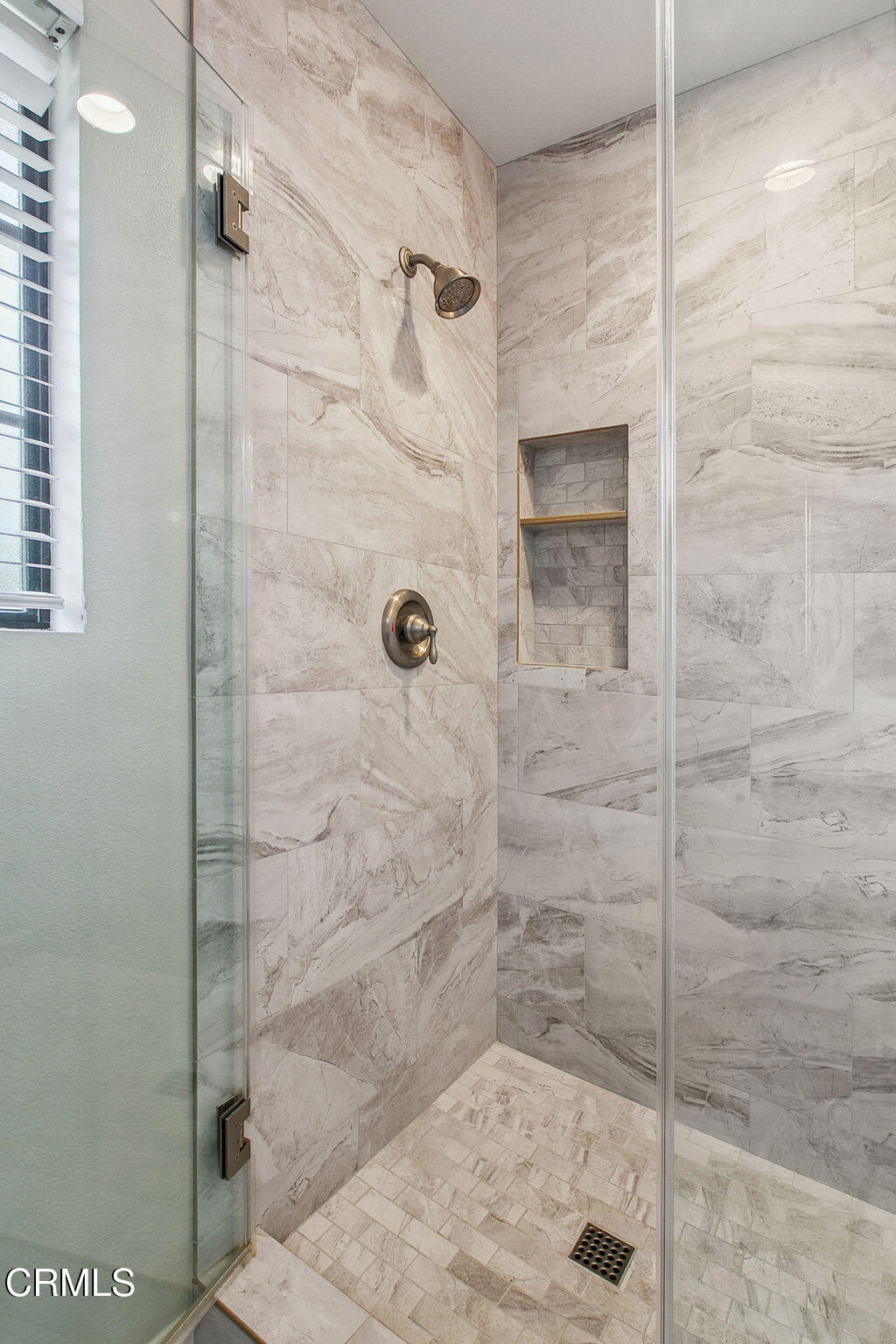 https://media.crmls.org/mediaz/854386f3-81df-4c47-950e-cb0975131213.jpg?preset=X-Large
