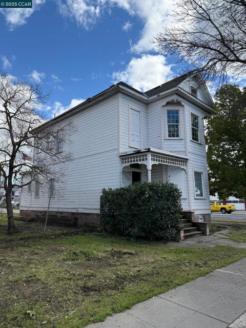 161 S 3Rd Ave, Oakdale CA: https://media.crmls.org/mediaz/854399d9-8580-4f9e-a3b7-973f130efeaa.jpg